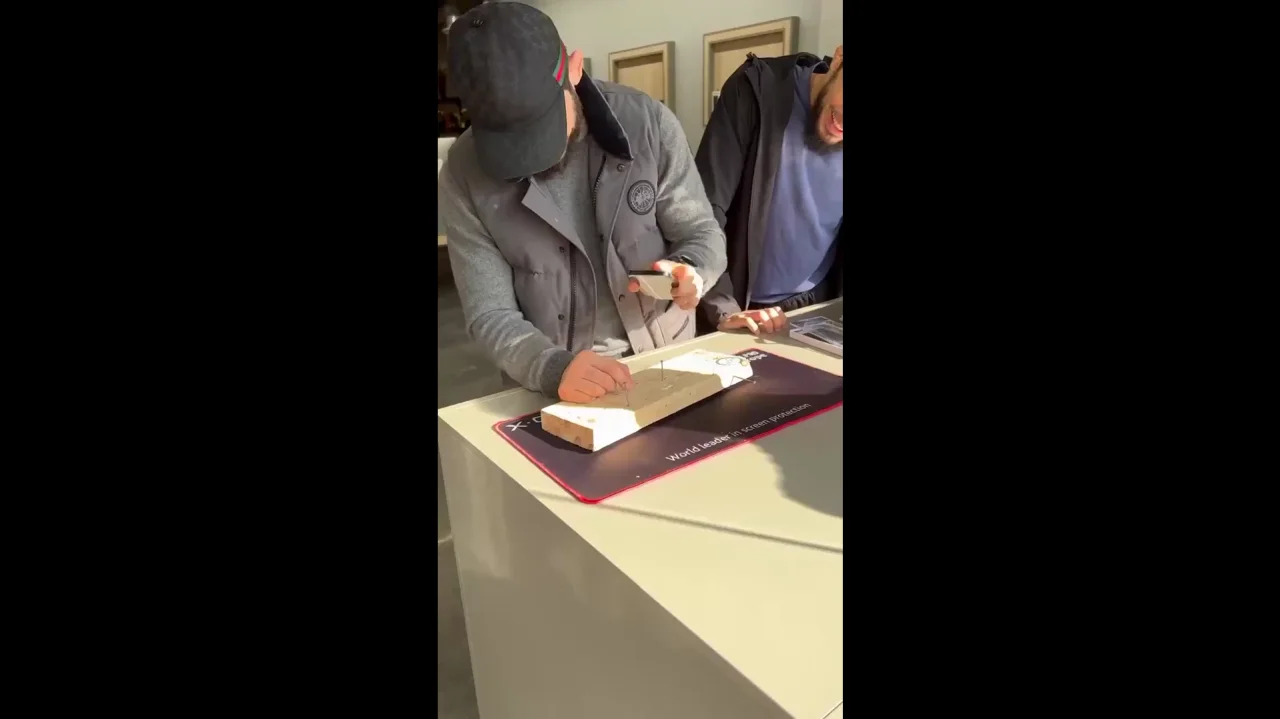 Ислам Махачев разбивает телефон