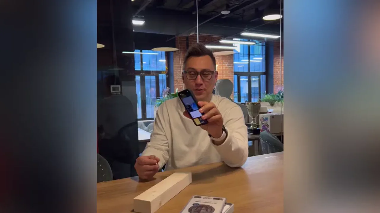 Дмитрий Портнягин забивает гвозди